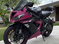 Después de ver lo que pasó mi novio con sus carenados del mercado de accesorios, decidí comprar algo un poco mejor para reemplazar el mío. Tengo una zx6r 2013. Me he estrellado dos veces gracias a la pista. El carenado no es original, por lo que obviamente será necesario un poco de trabajo para que encaje bien. Aún tienes que preparar las piezas con todo el hardware. La instalación apesta, pero eso es de esperarse con las bicicletas. Estoy muy emocionado por la temporada de atletismo de este año, ¡el negro y el rosa definitivamente destacarán!